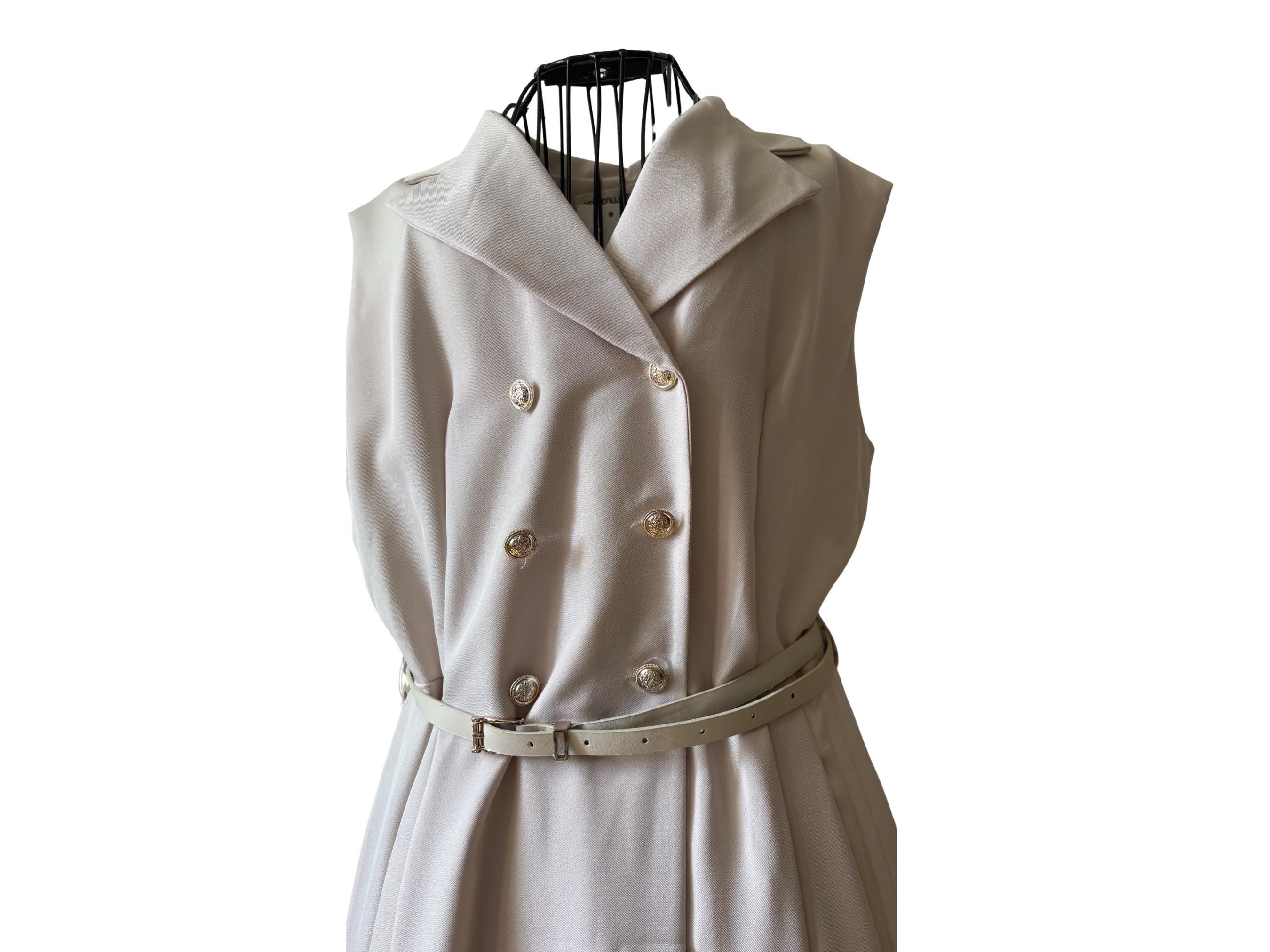Vintage-Inspired Sleeveless Dress with Gold Buttons & Belt – One Size